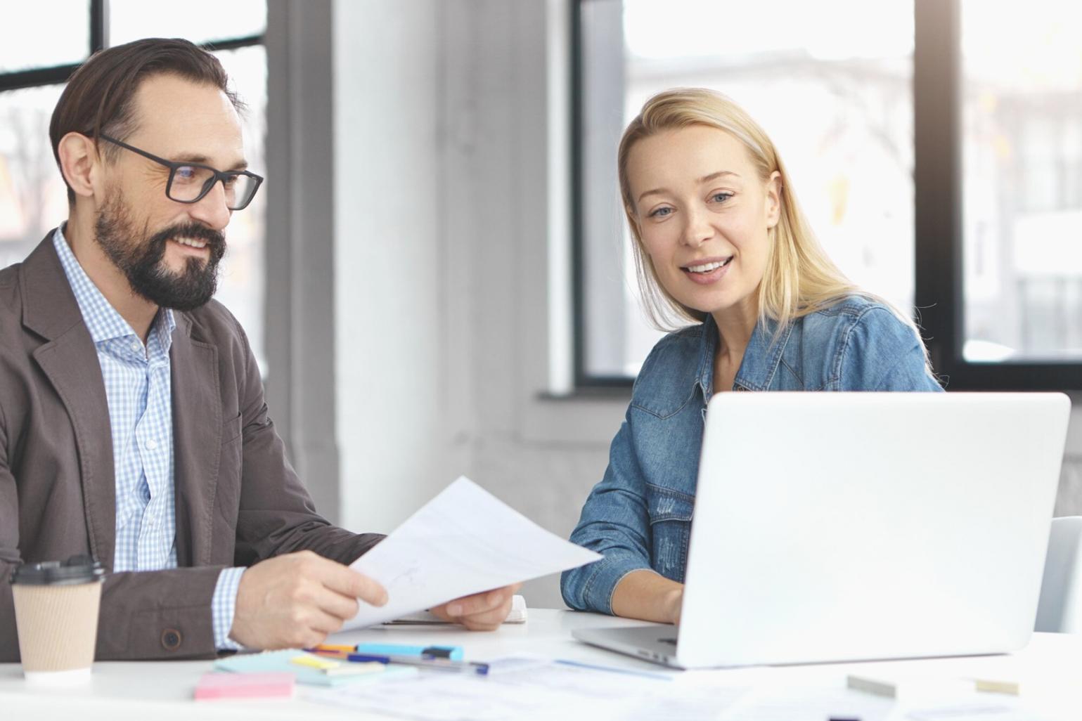 Professionelle Trading-Arbeitsplatz mit mehreren Monitoren